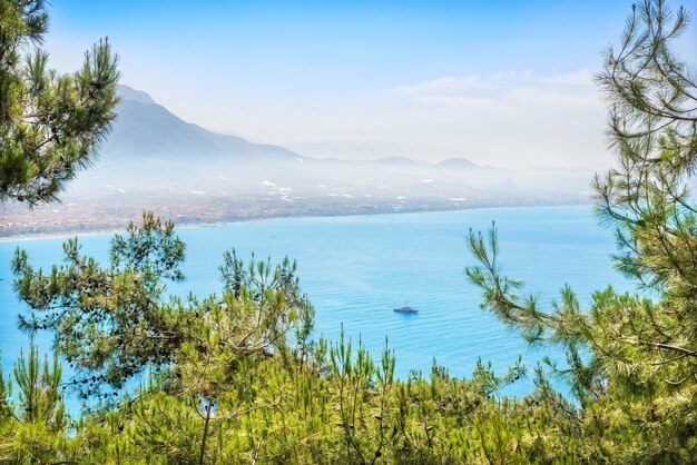 トルコの地中海のブルーベイと船。高さからの眺め。