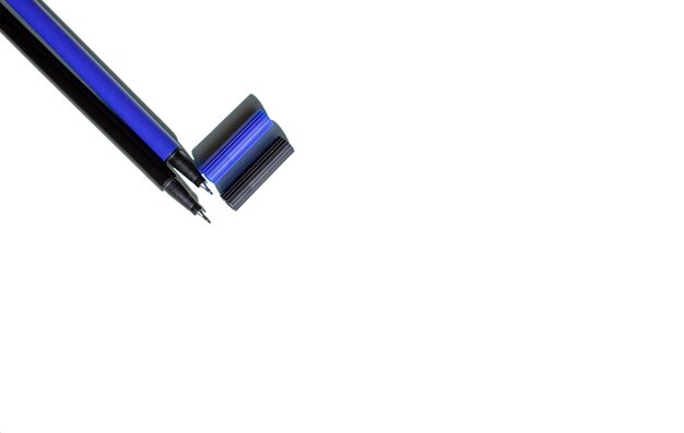Foto le penne blu e nere sono pronte per scrivere il testo su uno sfondo bianco il concetto di lavoro
