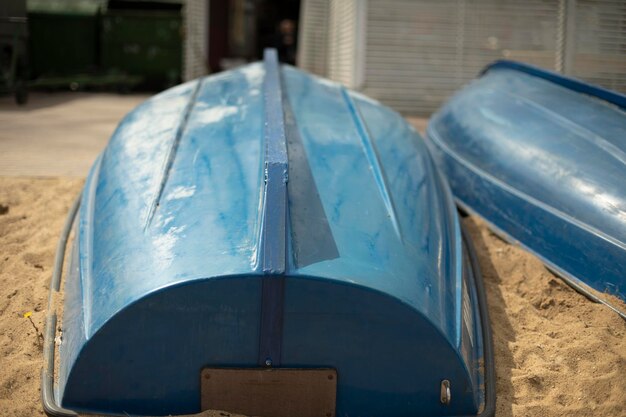 Photo blue boats on sand boat station boats dry up on shore