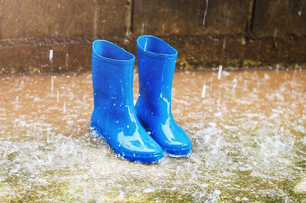 Photo blue boots with rain drop