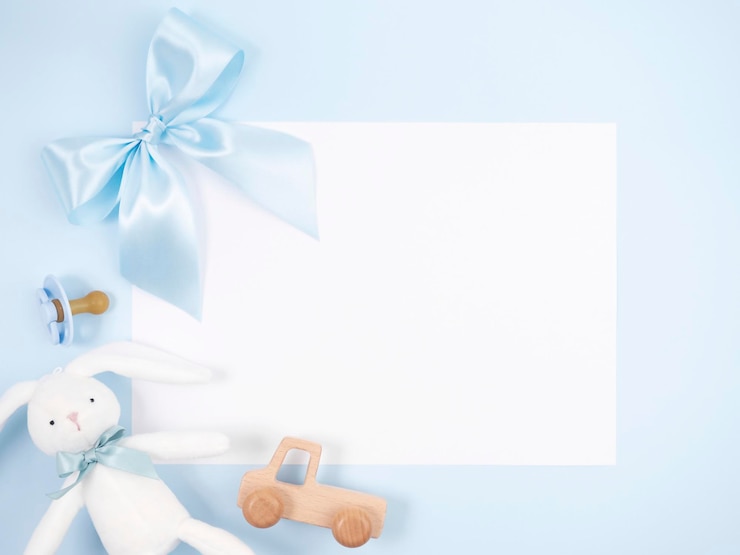 Photo blue bow toys soother on blue background