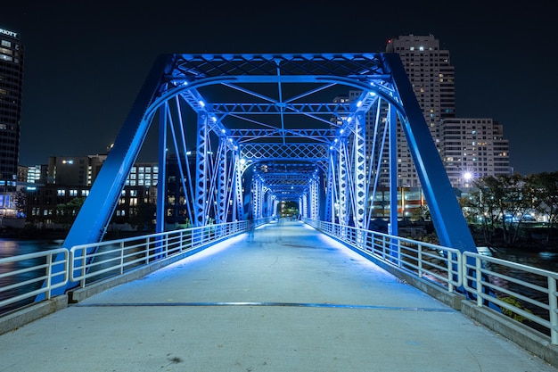 Foto il ponte blu del centro di grand rapids brilla vibrante dopo il tramonto