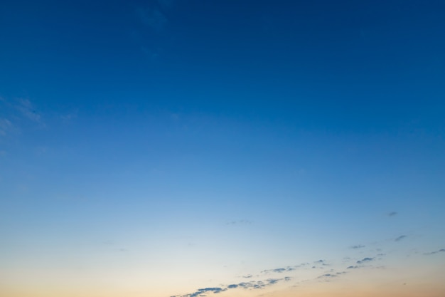 Голубое яркое драматическое небо заката в сельской местности или на фоне воздуха текстуры cloudscape пляжа красочные.