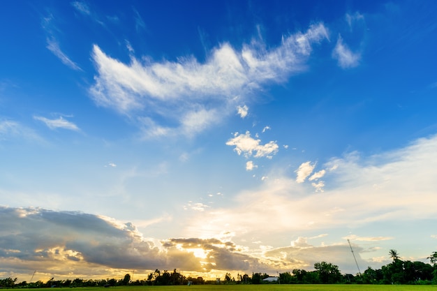 Голубое яркое драматическое закатное небо в сельской местности или на пляже с красочными облаками
