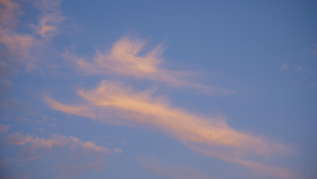 美しい雲と青い明るい空