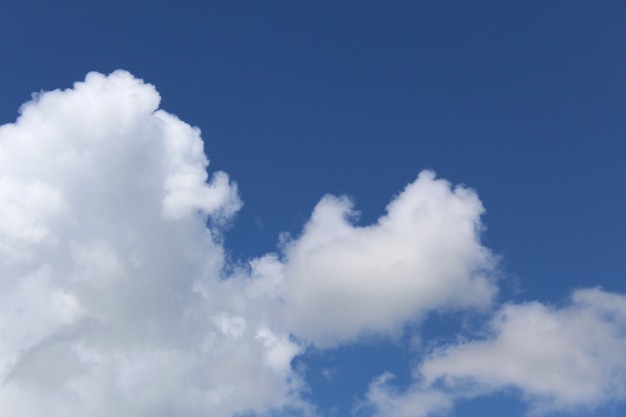 写真 白いふわふわの大きな雲と暖かい晴れた夏の日と青い明るい空