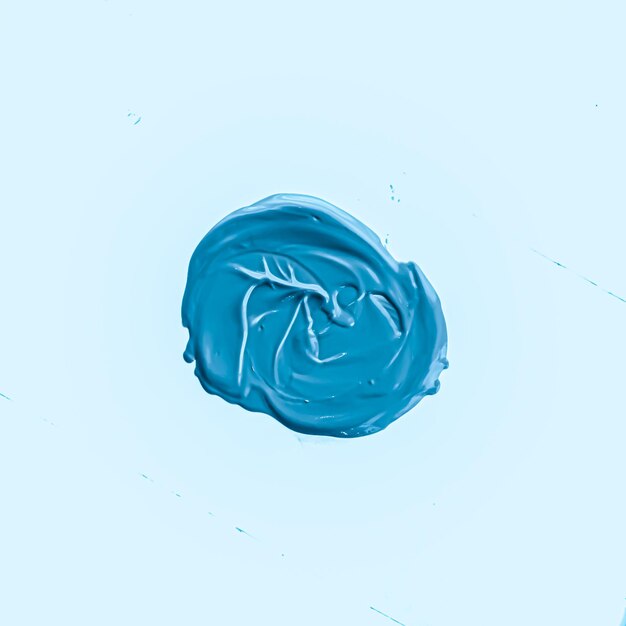 Фото Синий мазок кистью или макияж крупным планом, косметика и текстура губной помады