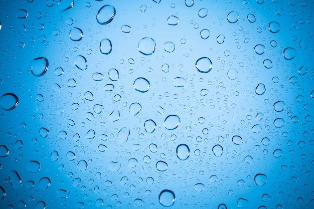 ガラスの背景に青い泡の水。