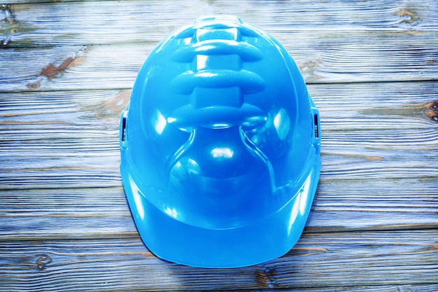 Photo blue building helmet on vintage wooden board