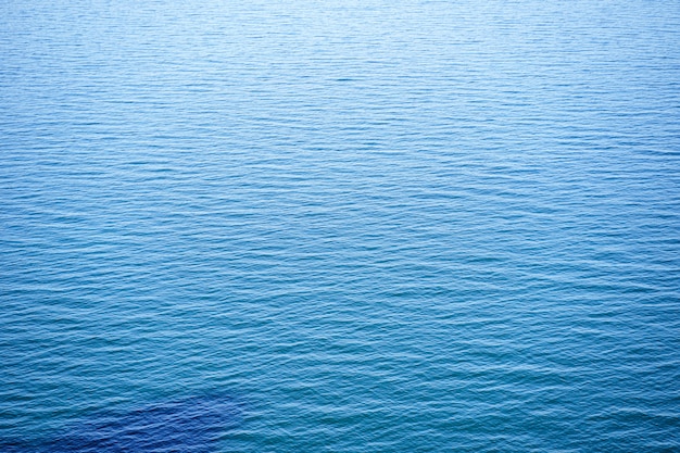 青い穏やかな波状の海の背景