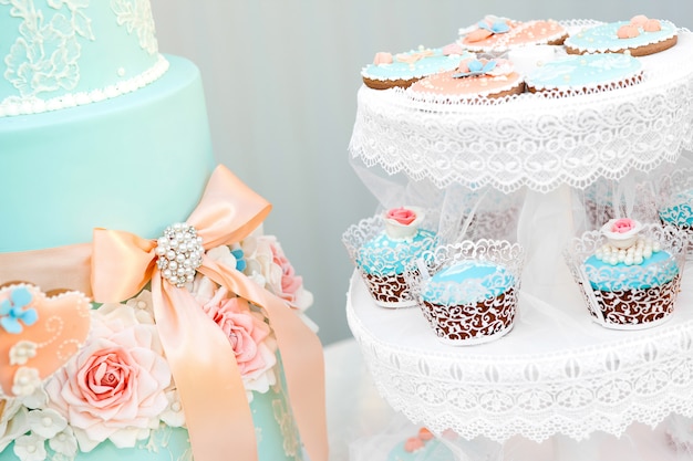 Фото Синий шоколадный батончик и свадебный торт