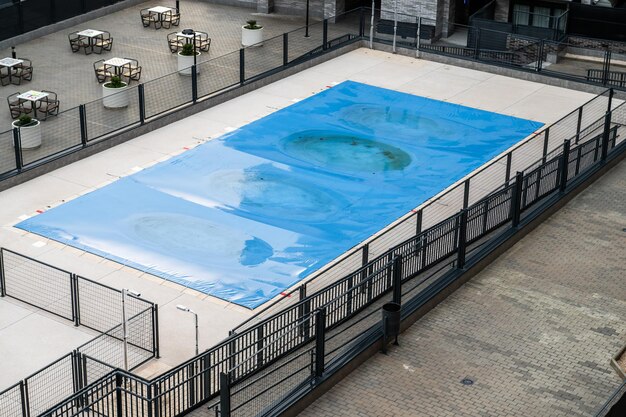 写真 近所のコミュニティの都市化でプールを保護するためにプールを覆う青いキャンバス