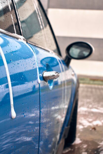 Photo a blue car door with a white handle and the word 