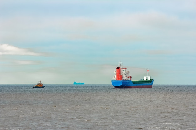 Синий грузовой корабль входит в Балтийское море. Рига, Европа