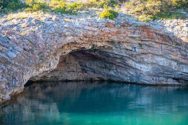 ルスティカベイモンテネグロの青い洞窟または洞窟