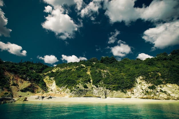 Grotte blu lungo la costa dell'isola di zante, grecia