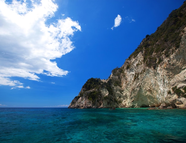 Grotte blu sull'isola di zante in grecia