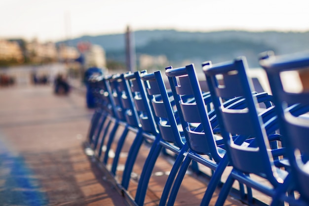 Синие стулья на Английской набережной в Ницце, Франция