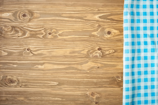 木製のテーブルに青い市松模様のテーブルクロス