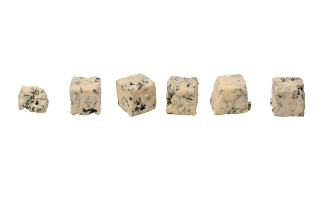Foto cubi di formaggio blu isolati su uno sfondo bianco
