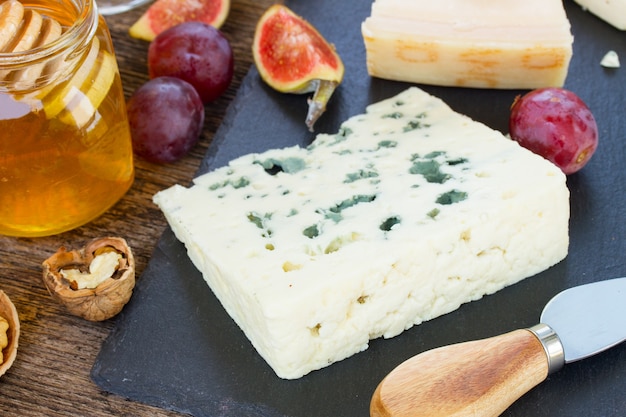 Dessert di formaggio blu con miele, noci e fichi