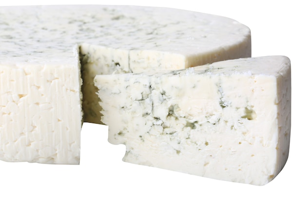 Голубой сыр, изолированные на белом фоне