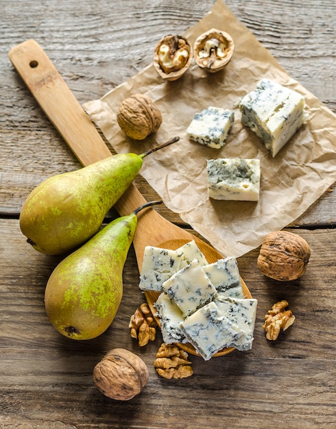 Blue cheese with pears and walnuts