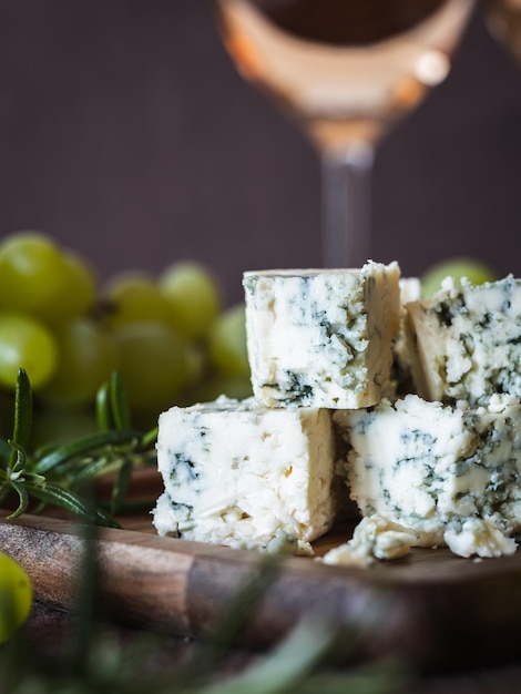 Foto formaggio blu su una tavola di legno