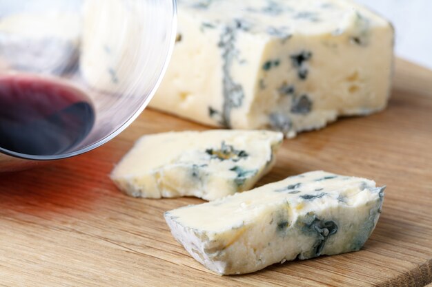 Photo blue cheese on a wooden with knife