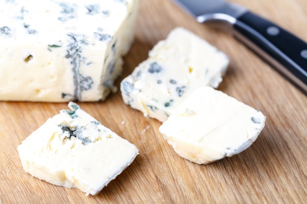 Photo blue cheese on a wooden