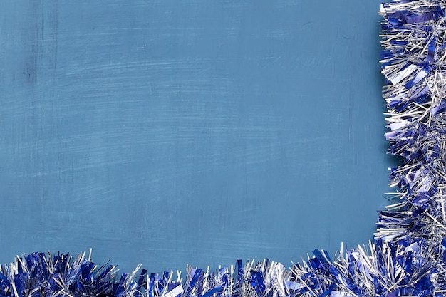 Синий новогодний фон с подарочной коробкой и украшениями Концепция зимних праздников Плоская планировка с копией пространства сверху