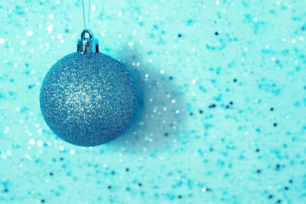 Photo blue christmas ball on a shiny background with copyspace