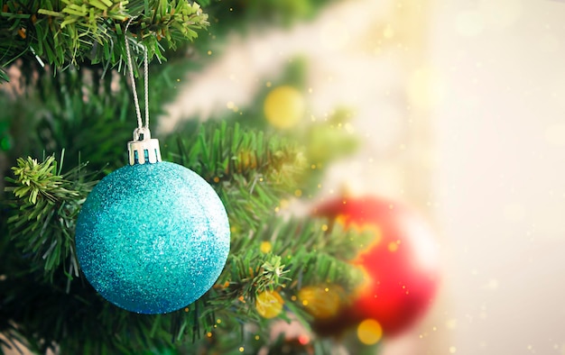 Decorazione natalizia blu su un albero su uno sfondo sfocato con bokeh