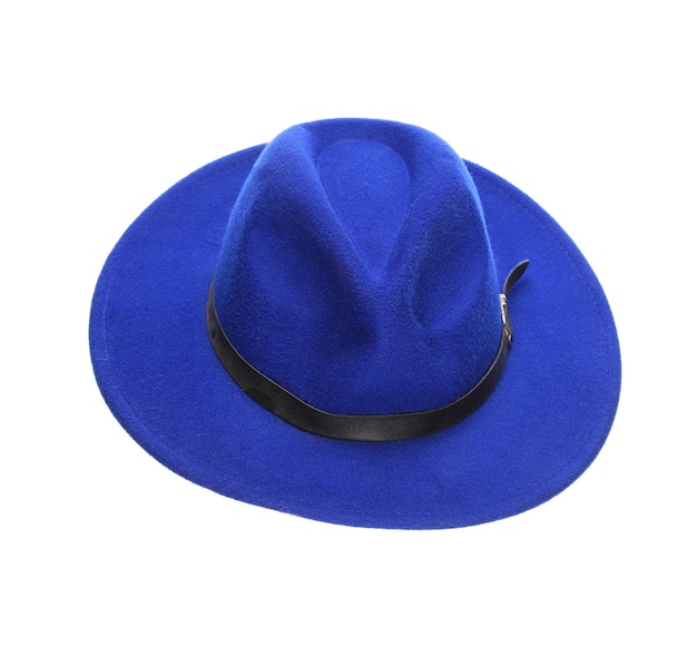 синяя классическая модная фетровая шляпа на белом фоне