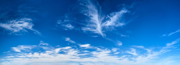 写真 雲の青い澄んだ空