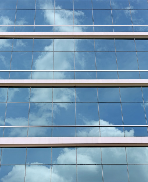 Foto cielo nuvoloso blu riflessa in una parete di vetro