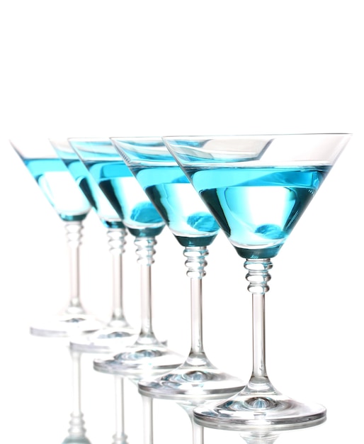 Синий коктейль в бокалах для мартини, изолированных на белом