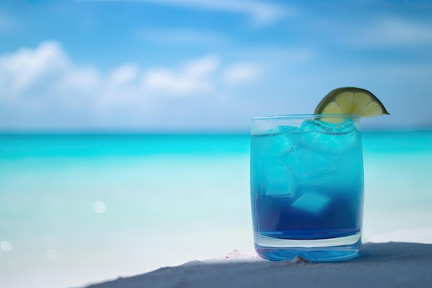 Photo blue cocktail on the white sand of a paradisiacal beach with the sea in the background copy space ai generative