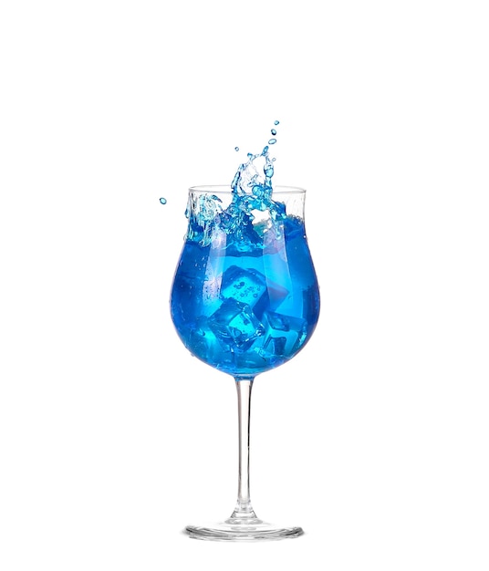 Cocktail blu con spruzzi su bianco