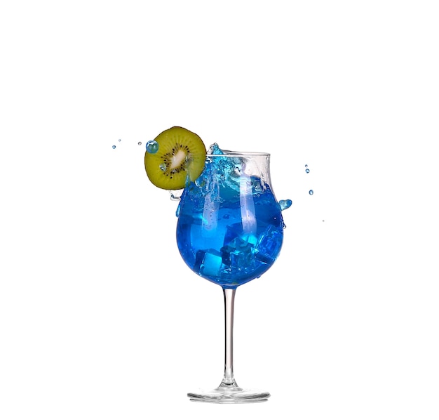 Foto cocktail blu con spruzzi su bianco