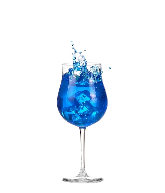 Foto cocktail blu con spruzzi su bianco