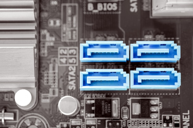 데스크탑 PC 마더 보드의 파란색 4x SATA-II 포트