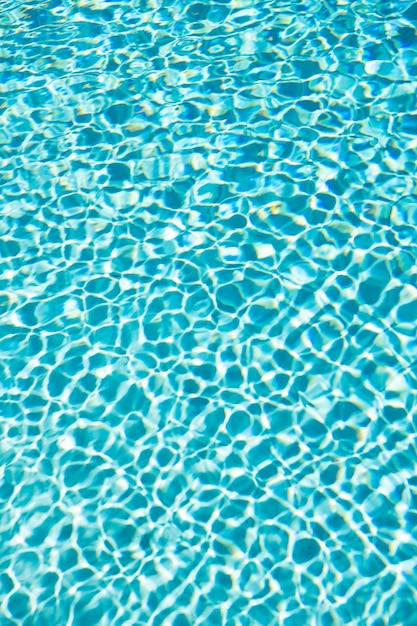 休暇の波紋の概念とスイミング プールの水の青い色の背景