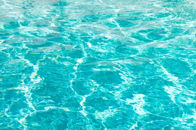 マイアミの波紋のあるスイミング プールの水の青色の背景