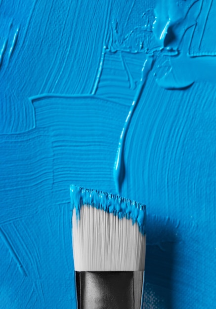 白い背景の上の青い色の油絵の具ストローク