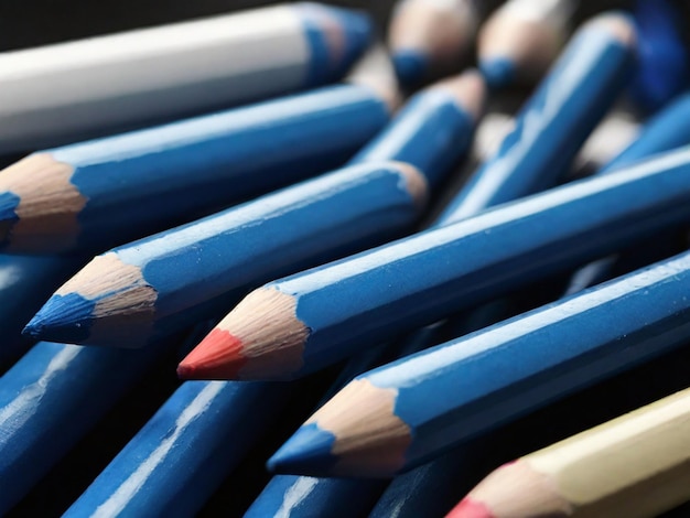 синий цветный карандаш на белом фоне