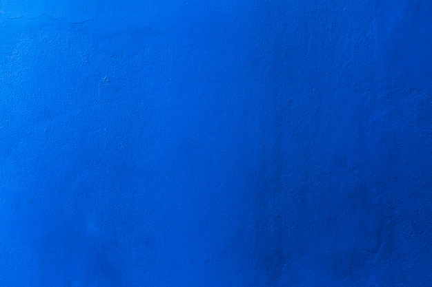 Синий цвет со старой гранжевой бетонной текстурой стены в качестве фона