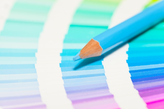Foto matite colorate blu e cartella colori di tutti i colori