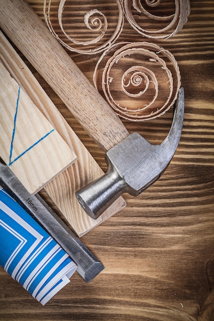 Foto piano di costruzione blu martello da carpentiere scalpello più solido trucioli di borchie di legno su tavola di legno