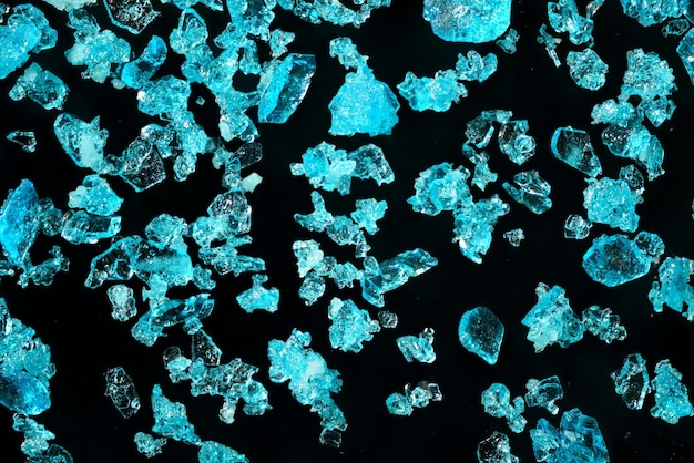 4 倍の顕微鏡倍率での青い硫酸銅結晶 - 画像幅 = 9 mm